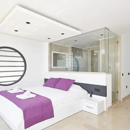 Sleeps 8 Pool Air Con Wifi T782301